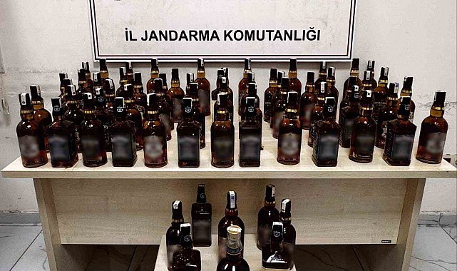 Otomobilden şişe şişe kaçak içki çıktı