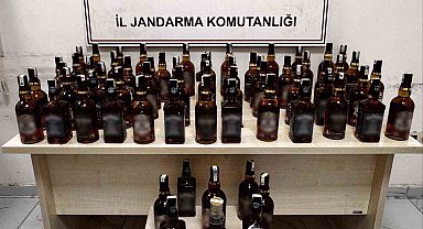 Otomobilden şişe şişe kaçak içki çıktı