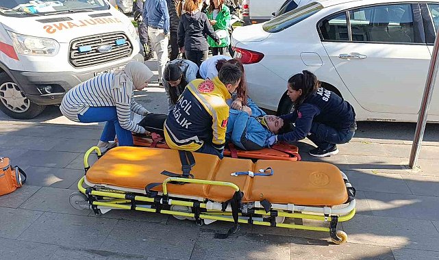 Otomobilin aynasına çarpan motosiklet park halindeki aracın altına girdi: 1 yaralı