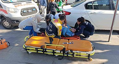 Otomobilin aynasına çarpan motosiklet park halindeki aracın altına girdi: 1 yaralı
