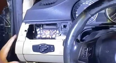 Otomobilin klima ızgarasından uyuşturucu çıktı