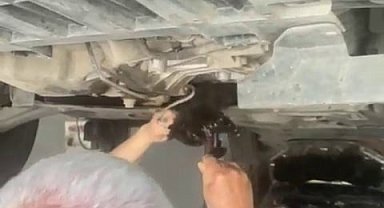 Otomobilin motoruna giren kediyi tamirci kurtardı
