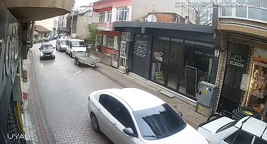 Otomobiliyle park halindeki araçlara çarpan şahıs kameralara yansıdı
