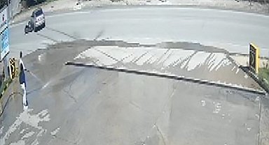 Otomobille çarpışan motosikletin şoka giren sürücüsü: "Ben birine mi çarptım"