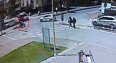 Otomobille çarpışan motosikletin sürücüsü metrelerce sürüklendi