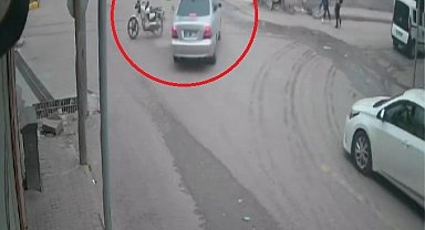 Otomobille çarpışan motosikletteki 2 kişi metrelerce havaya uçtu