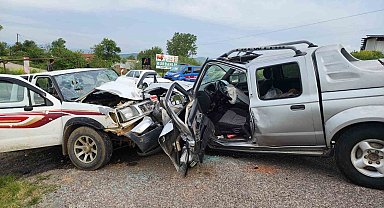 Otomobiller kafa kafaya çarpıştı: 1 ölü, 4 yaralı