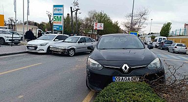 Otoparktan kontrolsüzce çıkan otomobil kazaya sebep oldu
