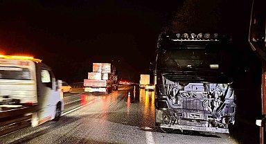 Otoyolda makaslayan tır uzun araç kuyruklarına sebep oldu