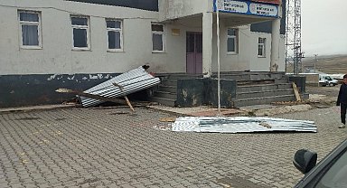 Özalp'te fırtına hasara neden oldu