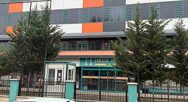 Özel kolejde maaş alamayan öğretmenler işi bırakınca veliler okulu bastı