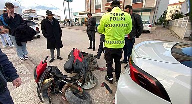 Park halindeki otomobile çarpman motosikletin sürücüsü yaralandı