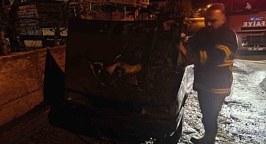 Park halindeyken alevlere teslim olan Tofaş-Fiat marka otomobilde maddi hasar meydana geldi
