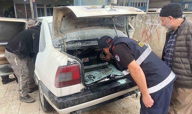 Park halineki araçta çıkan yangın büyümeden söndürüldü