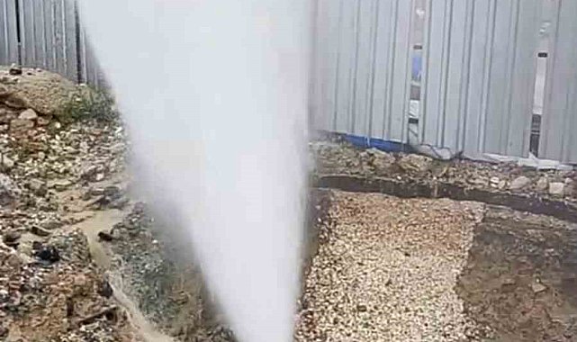 Patlayan borudan fışkıran su metrelerce yükseğe çıktı