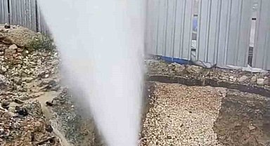 Patlayan borudan fışkıran su metrelerce yükseğe çıktı