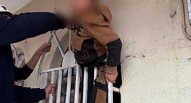 Pencerenin demir korkulukları arasına sıkışan çocuk kurtarıldı