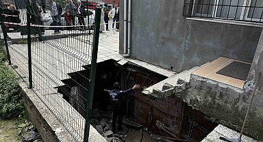 Pendik'te 4 katlı binanın bahçe zemini çöktü