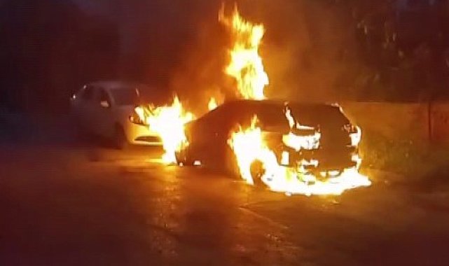 Pendik'te park halindeki otomobil alev topuna döndü