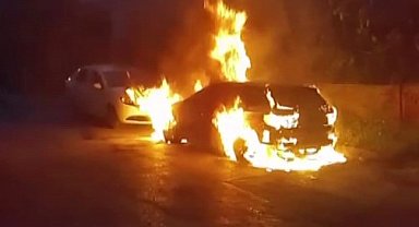 Pendik'te park halindeki otomobil alev topuna döndü