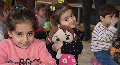 Pendikli çocukların bağışladığı oyuncaklar, Siverekli çocuklara ulaştırıldı