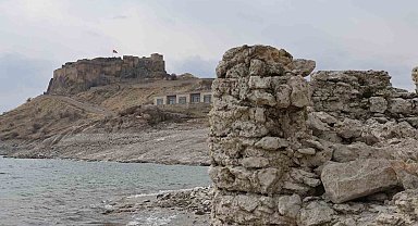 Pertek Kalesindeki sular çekildi, askeri nizamiye gün yüzüne çıktı