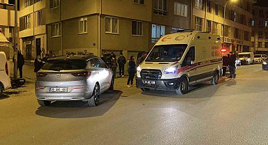 Peş peşe 2 araca çarpan motosikletin sürücüsü ağır yaralandı