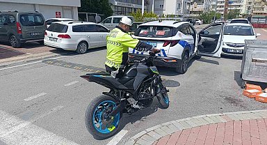 Plakasız motosiklet sürücüsünün son ihlali pahalıya mal oldu: 100 ceza puanından ehliyeti iptal edildi