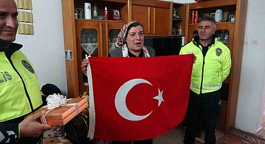 Polis helikopterine bayrak sallayan Ayşe teyze: "Ağlaya ağlaya içeri girdim, çok duygulandım"
