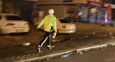 Polis, uygulama noktasını görünce geri geri kaçan aracı koşarak böyle yakaladı
