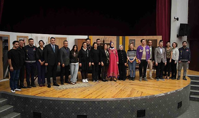 Polisler tiyatroyla uyuşturucuya savaş açtılar