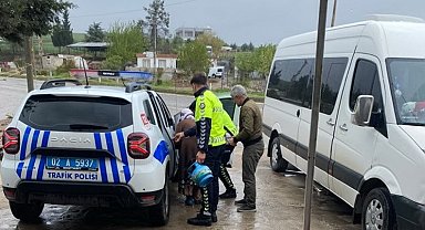 Polisler yaşlı kadının tüpünü alıp evine kadar bıraktı