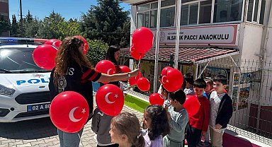 Polislerden minik kalplere 23 Nisan ziyareti
