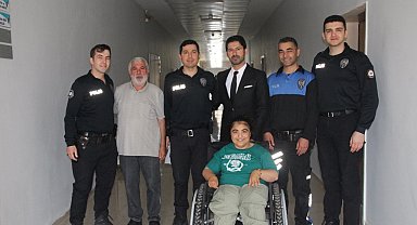 Polislere sürpriz yapmak isterken tekerlekli sandalyesinin şarjı bitti, yardımına yine polisler yetişti