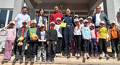 Polisleri ziyaret eden minikler gönüllere dokundu