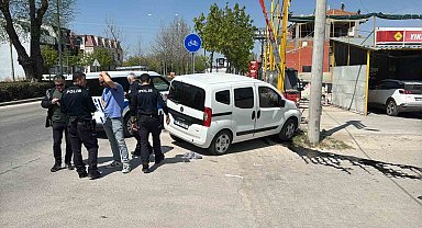 Polisten kaçan araç aydınlatma direğine çarptı