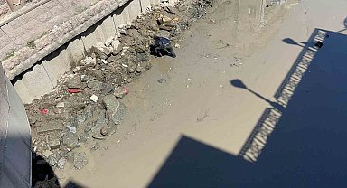 Porsuk Çayı'nın suyu temizlik için kesildi, hurdacılar çamurun içine daldı