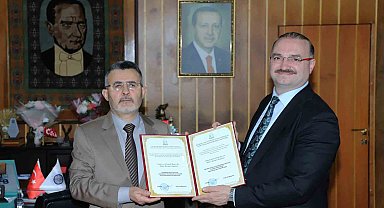 Prof. Dr. Hüseyin Baydemir'e Özbekistan'da nişan ve fahri profesörlük verildi
