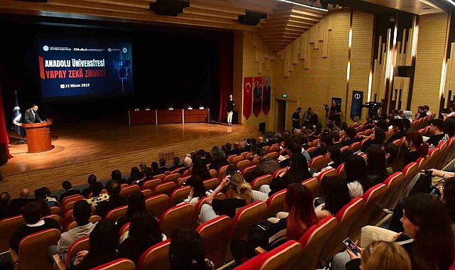 "Anadolu Üniversitesi Yapay Zekâ Zirvesi" yoğun katılımla gerçekleştirildi