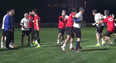 "Antrenmanda kavga var" ihbarına geldiler, meşaleler eşliğinde pastayı görünce şaşırdılar