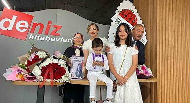 "İnsan Kendine Yabancı" şiir kitabının imza günü düzenlendi