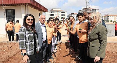 "Yeşil Okullar Projesi"yle Sevinç Göymen Ortaokulu'nda öğrenciler hem ekti, hem üretti