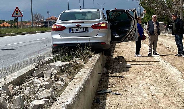 Refüje çıkan otomobildeki 3 kişi kazadan sıyrık almadan kurtuldu