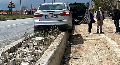 Refüje çıkan otomobildeki 3 kişi kazadan sıyrık almadan kurtuldu
