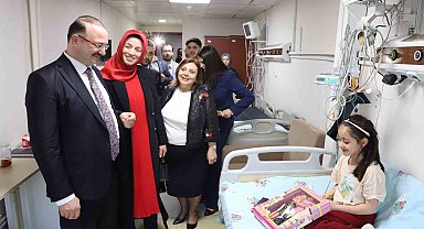 Rektör Ahmet Hacımüftüoğlu ile eşinden anlamlı bayram ziyareti