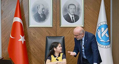 Rektör Karamustafa, koltuğunu 4. sınıf öğrencisine devretti