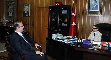 Rektörlük koltuğu 23 Nisan'da minik rektöre emanet