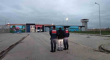 Resmi belgede sahtecilik suçundan aranan şahsı jandarma yakaladı