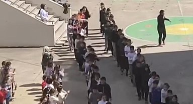 Rize'de tebessüm ettiren görüntü: 23 Nisan'a hazırlanan öğrencilere iskele üzerinde halay çekerek eşlik etti