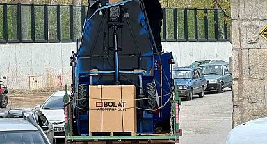 Römork yüklü kamyon köprüye takıldı